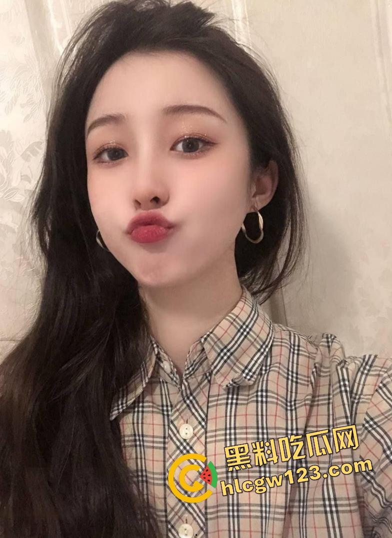 广西大学【韩柳文】变母狗！为毕业主动诱惑掰穴让处男辅导员操！