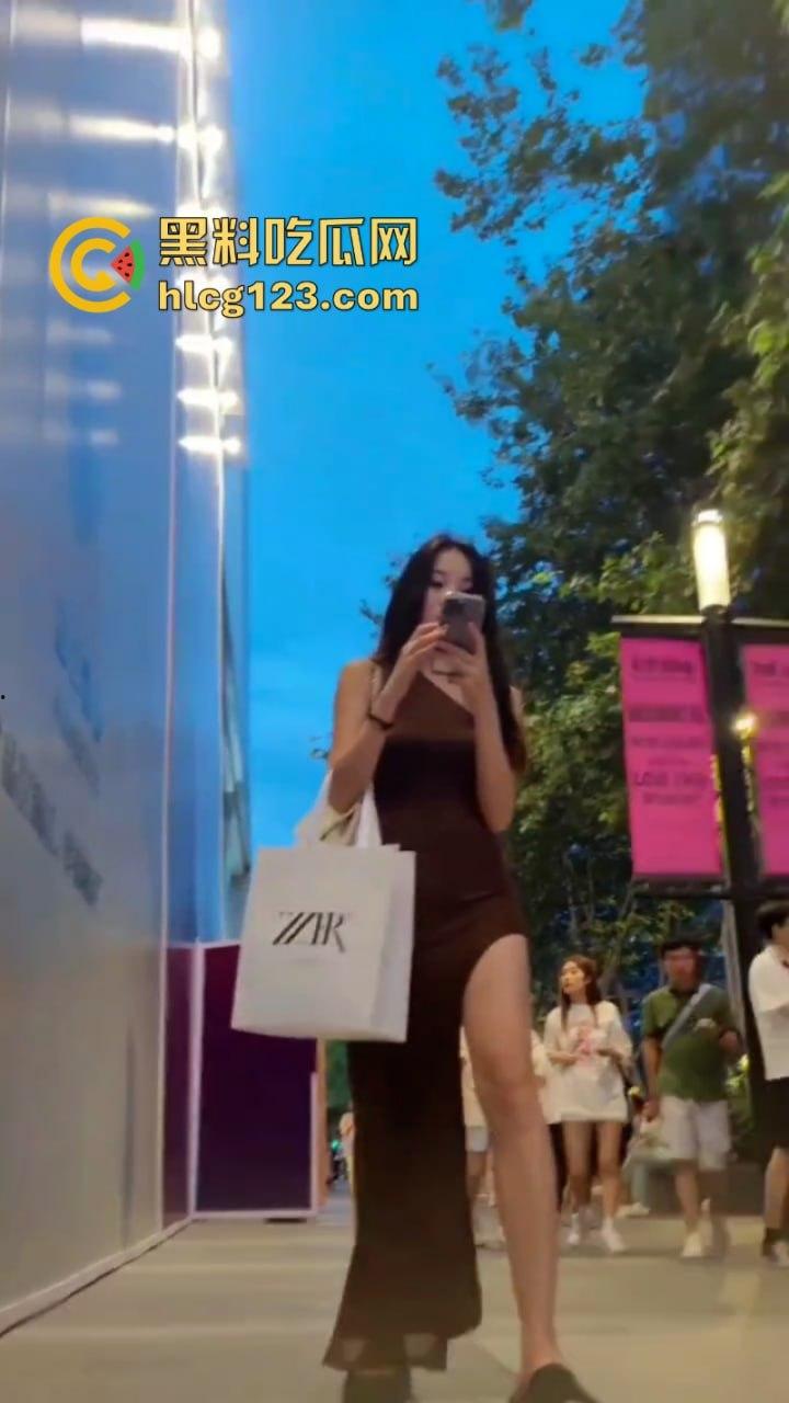 姑娘你以为穿长裙就安全了？极品美女裙底被偷拍浑然不知 白色逼缝一览无余