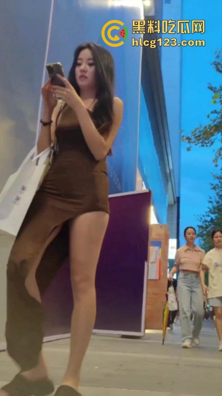 姑娘你以为穿长裙就安全了?极品美女裙底被偷拍浑然不知 白色逼缝一览无余-2