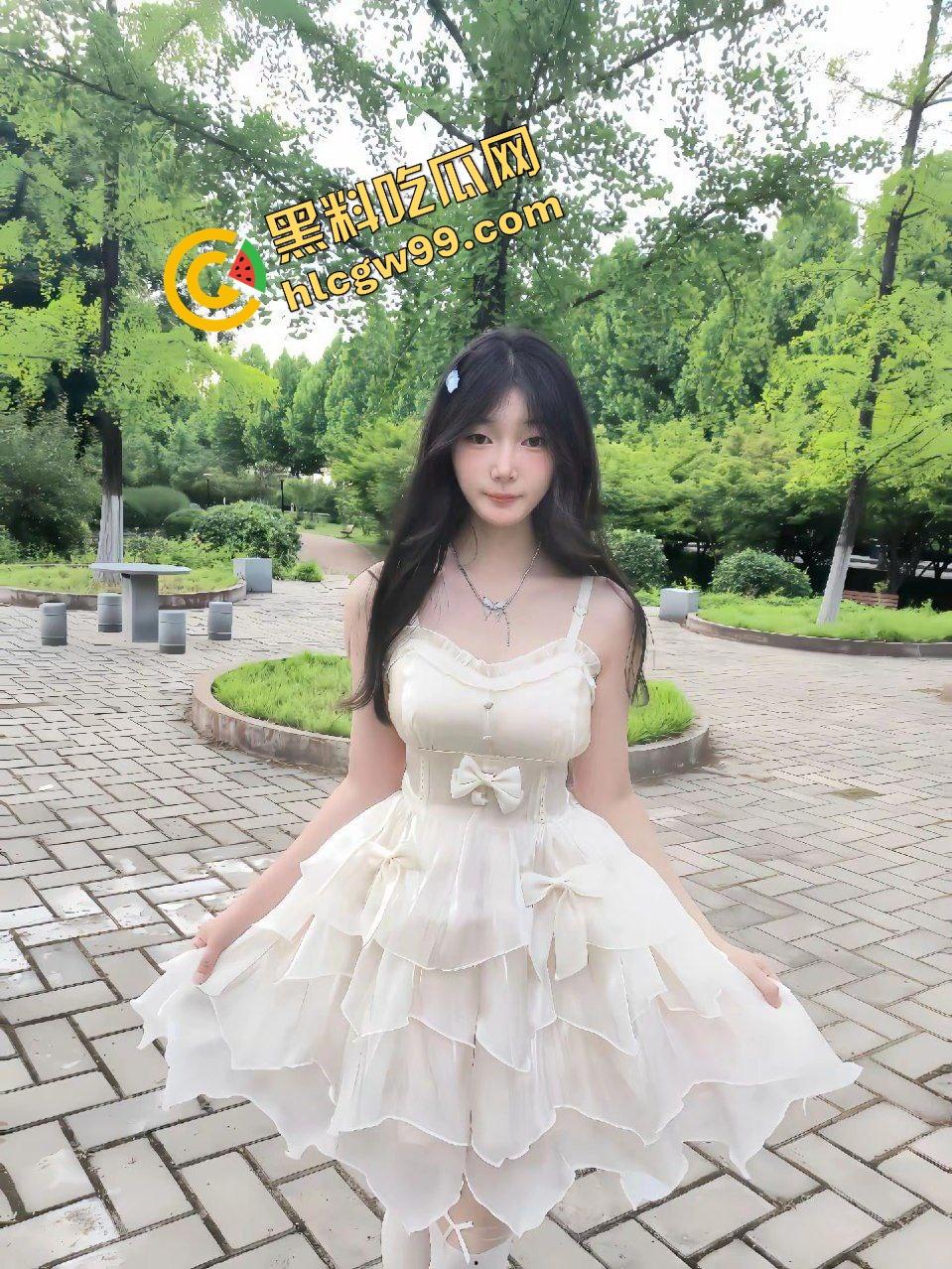 抖音清纯反差骚女大『HelloJia』玉哥帮上王者1800，足交肉偿伺候玉哥暴力后入输出！独家曝光流出！-5