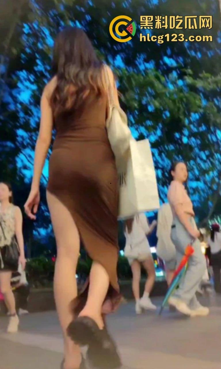 姑娘你以为穿长裙就安全了?极品美女裙底被偷拍浑然不知 白色逼缝一览无余-4