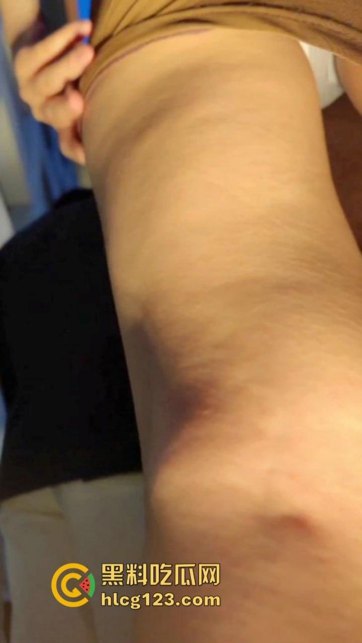 姑娘你以为穿长裙就安全了?极品美女裙底被偷拍浑然不知 白色逼缝一览无余-6