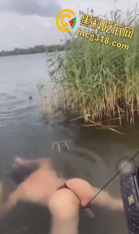 调教男奴最爽玩法,绳子栓鸡巴上下河游泳,这是遛鸟还是遛狗,不得不佩服老外的调教手段 !-4
