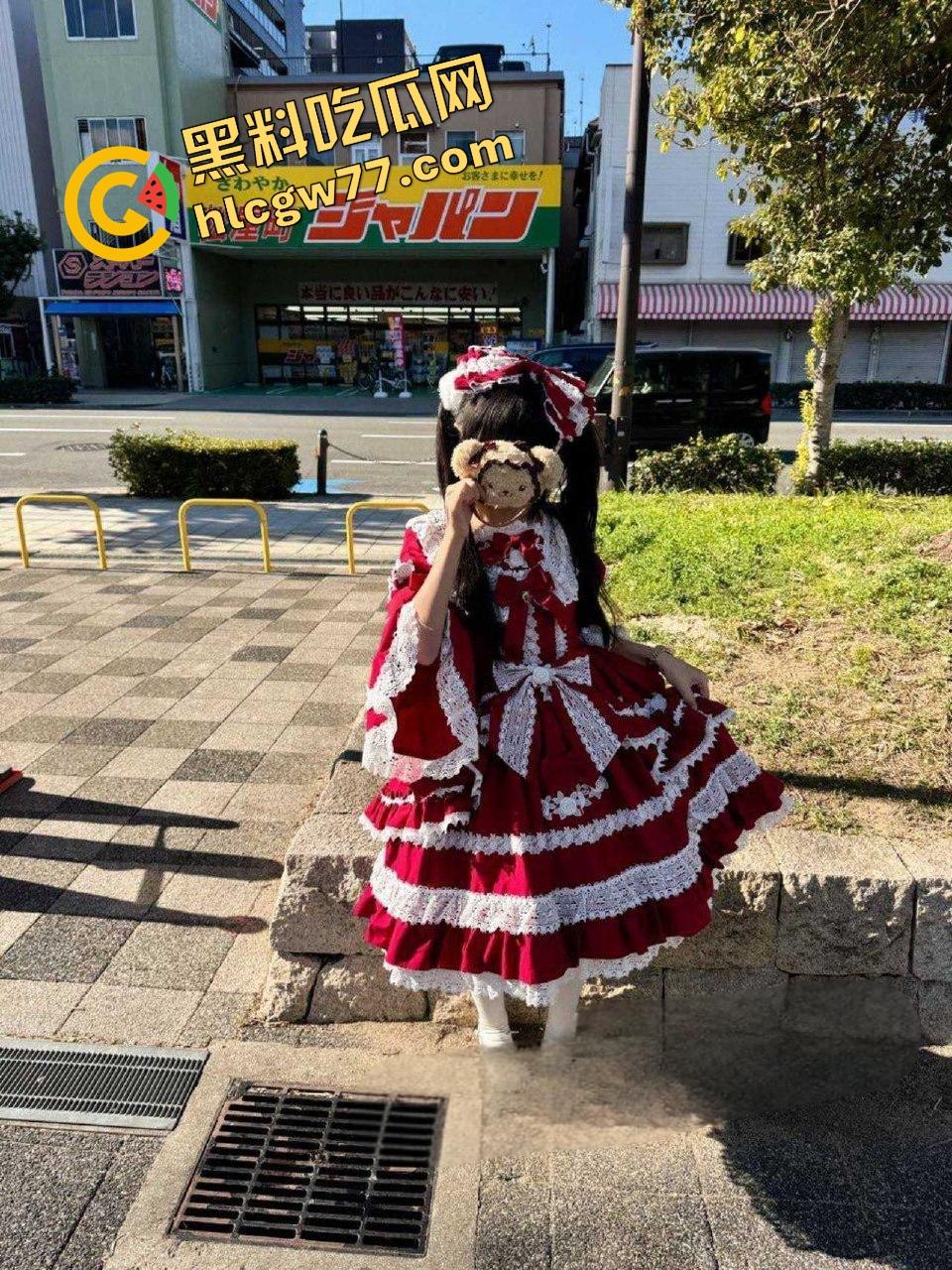 青岛已婚萝莉【嫩小瑶】小屁股光天化日给人看,芭比倒插猛操嫩逼,翘臀细腰黑丝白袜骚炸!-1