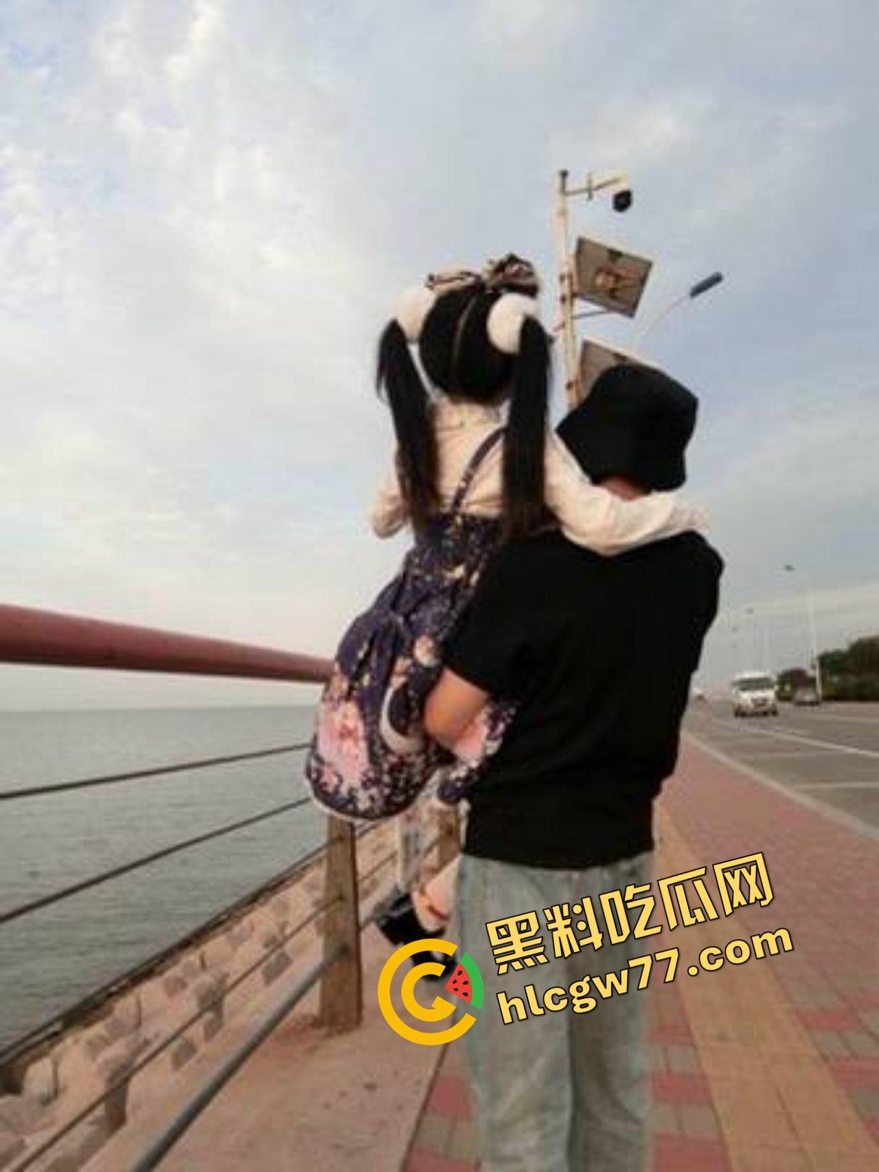 青岛已婚萝莉【嫩小瑶】小屁股光天化日给人看,芭比倒插猛操嫩逼,翘臀细腰黑丝白袜骚炸!-3