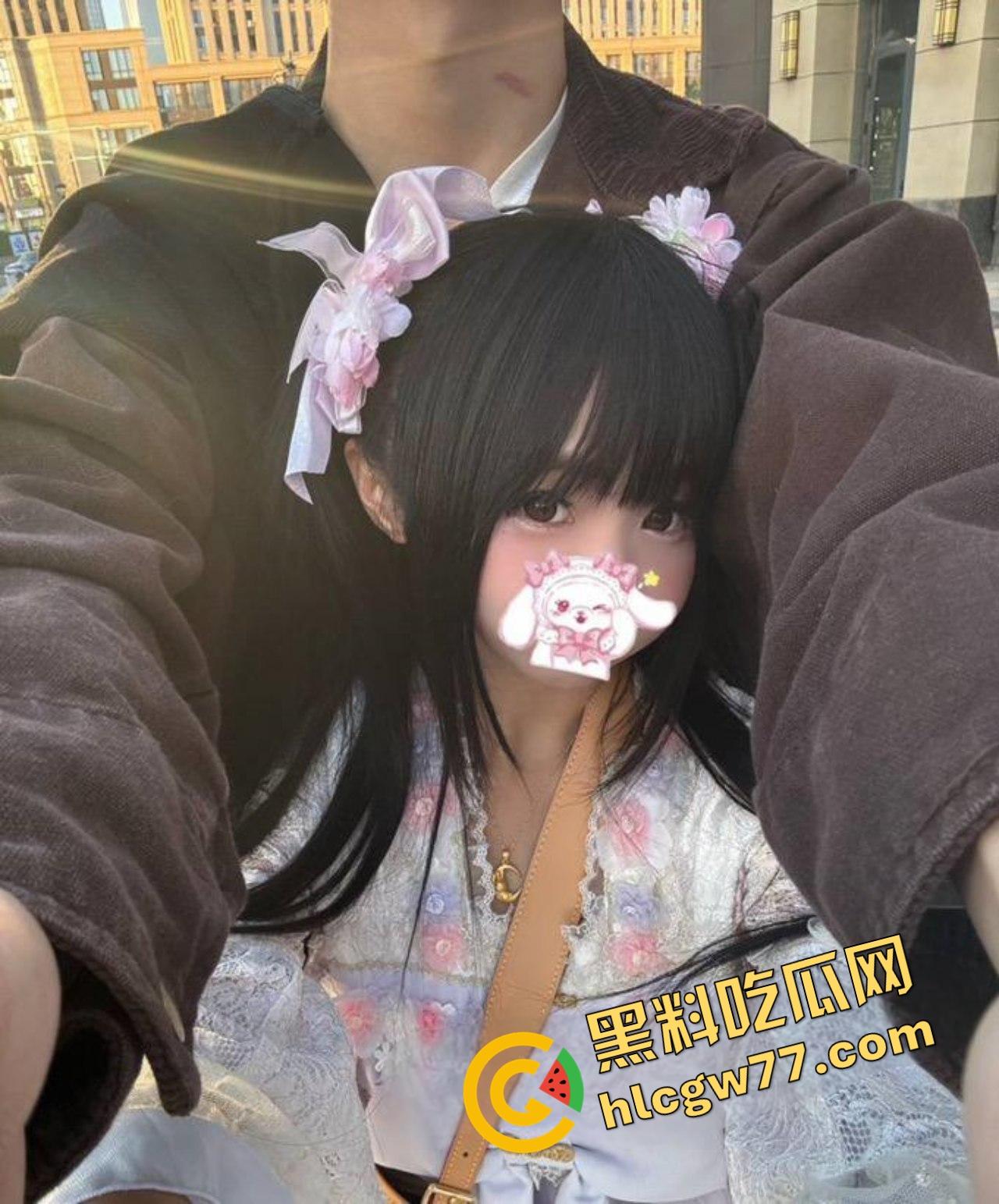 青岛已婚萝莉【嫩小瑶】小屁股光天化日给人看,芭比倒插猛操嫩逼,翘臀细腰黑丝白袜骚炸!-4