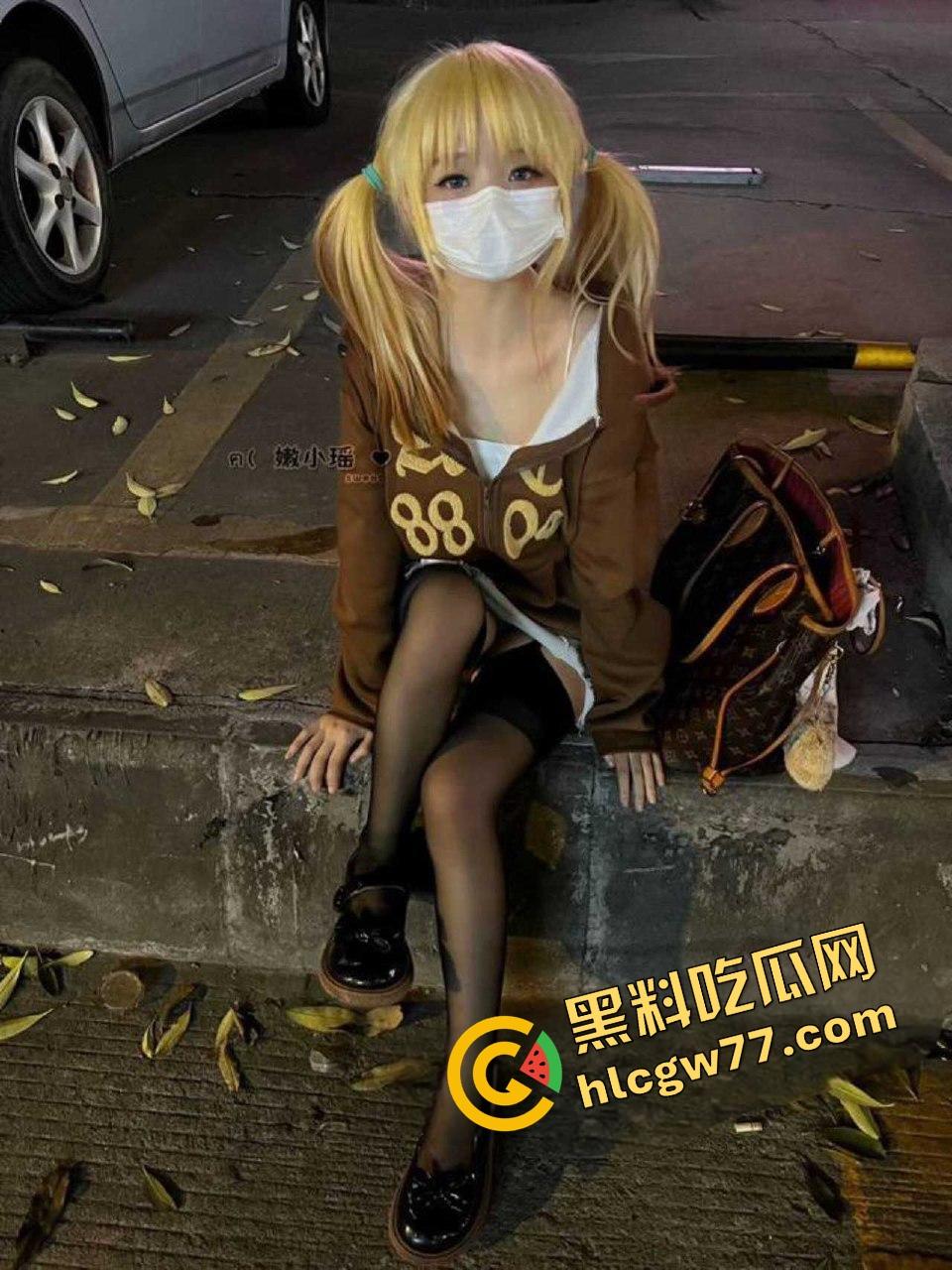 青岛已婚萝莉【嫩小瑶】小屁股光天化日给人看,芭比倒插猛操嫩逼,翘臀细腰黑丝白袜骚炸!-5