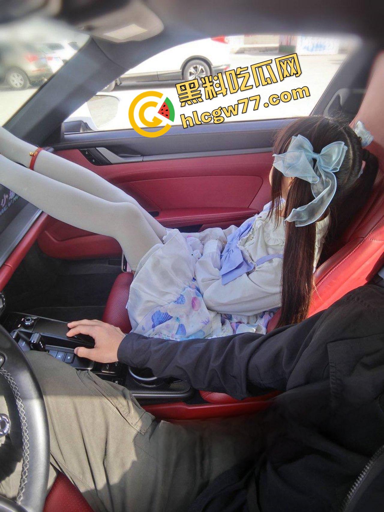 青岛已婚萝莉【嫩小瑶】小屁股光天化日给人看,芭比倒插猛操嫩逼,翘臀细腰黑丝白袜骚炸!-6