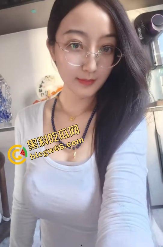 单位同事良家女『钱姬』白天开会女精英,晚上肉丝足交骚母狗,会议室直接跪地服务全活原地爆射!-3