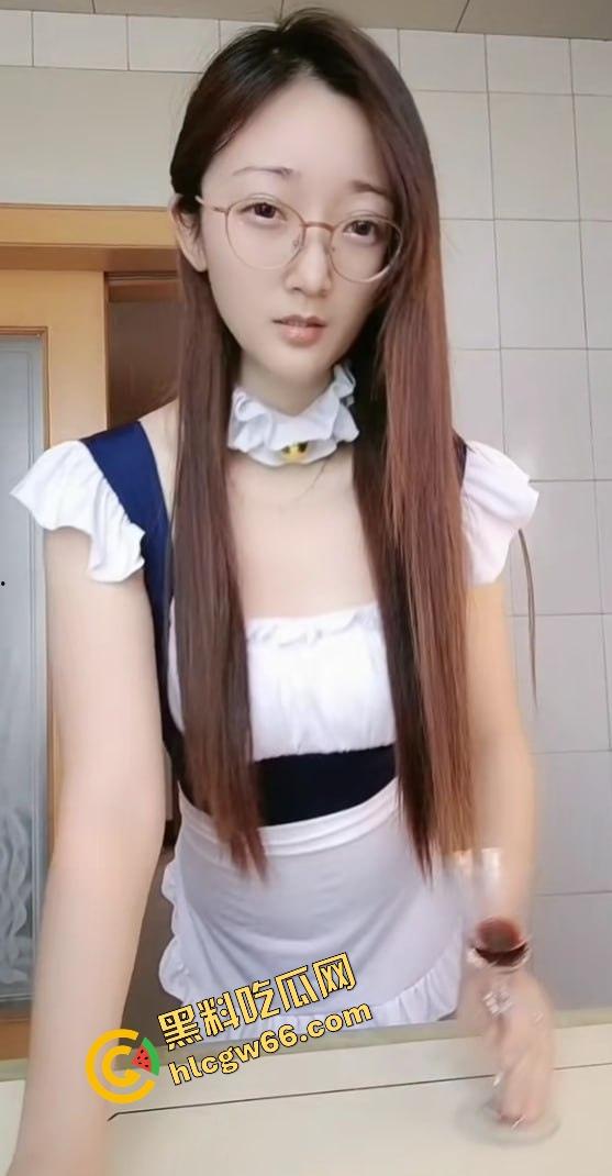 单位同事良家女『钱姬』白天开会女精英,晚上肉丝足交骚母狗,会议室直接跪地服务全活原地爆射!-5