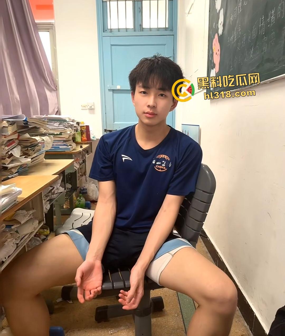 男子龟头点燃蜡烛，极狠滴蜡玩法看着卵蛋都软了，比SM还变态，鸡巴缺氧都变紫了！