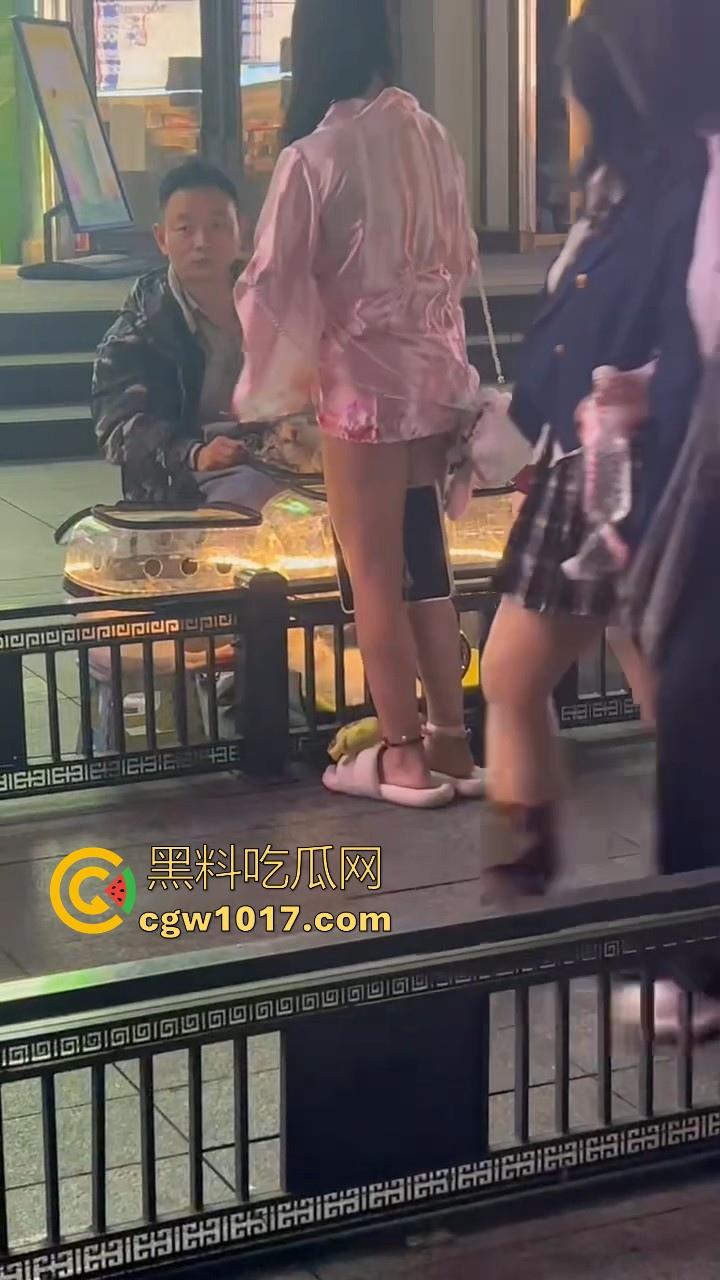 街头偶遇骚逼母狗执行主人的户外任务!齐逼短裙配透明小尾巴内裤,街头大胆露出,小骚逼玩刺激的是吧!-6