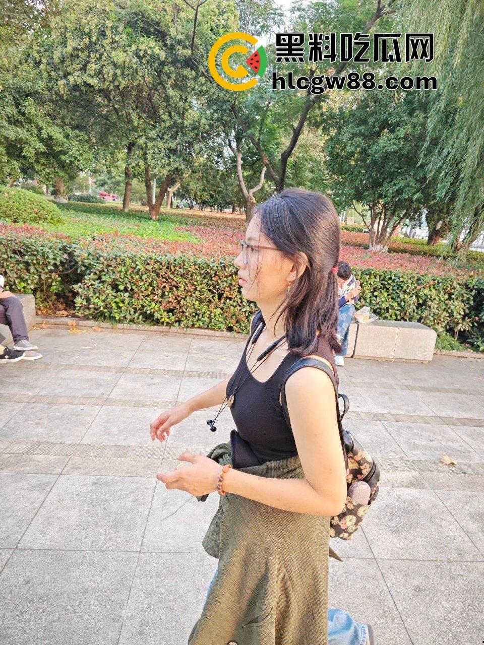 海口极品眼镜女【赵如意】表面清纯学生妹，实则反差婊母狗，渴求大鸡巴灌满骚穴，这浪货谁不想狠狠干一顿？