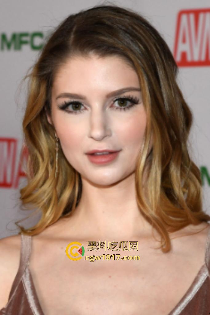 欧美金发巨乳少妇【Bunny Colby】，丈夫同意下偷情，翘臀后入被猛男巨屌狂捅，笑着享受乳交射浓精！