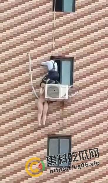 天津小三偷情被撞见 全裸跑路挂在窗户上 最后救援失败当场坠亡 现场画面曝光