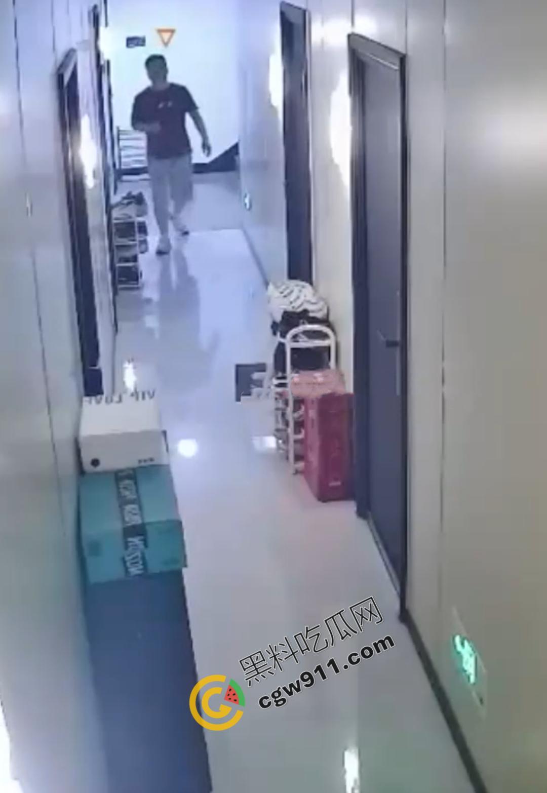 惊悚！变态佬深夜骚扰独居女，偷鞋拍照，诱骗开门，监控揭露惊人阴谋