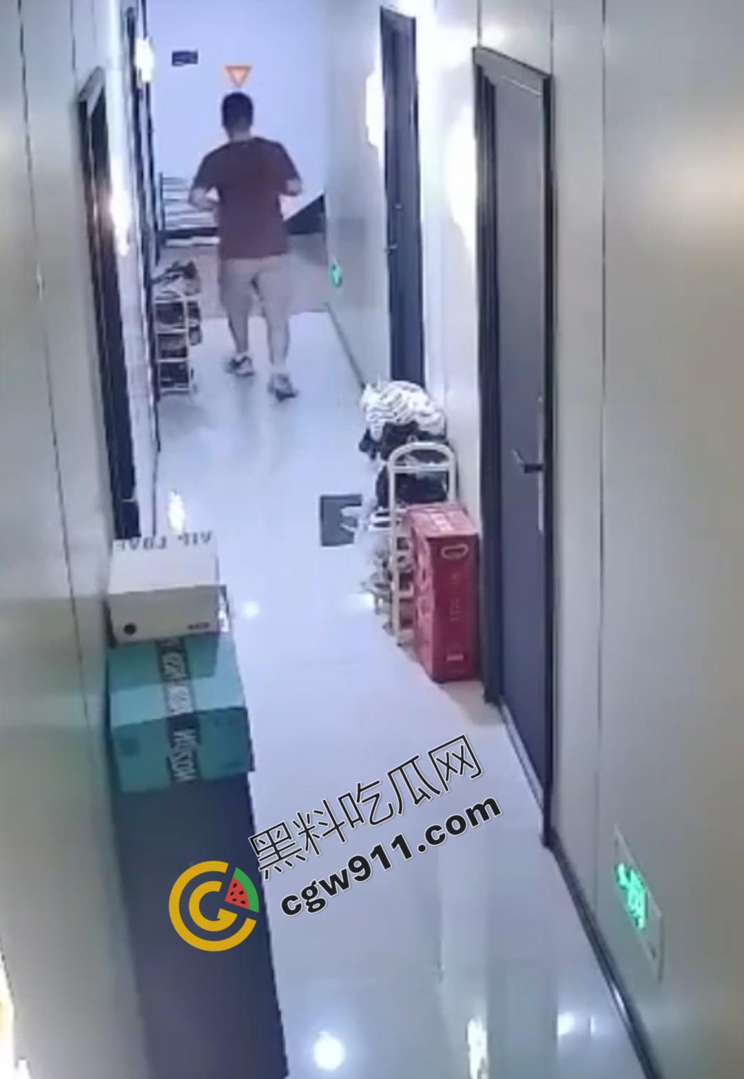 惊悚!变态佬深夜骚扰独居女,偷鞋拍照,诱骗开门,监控揭露惊人阴谋-5