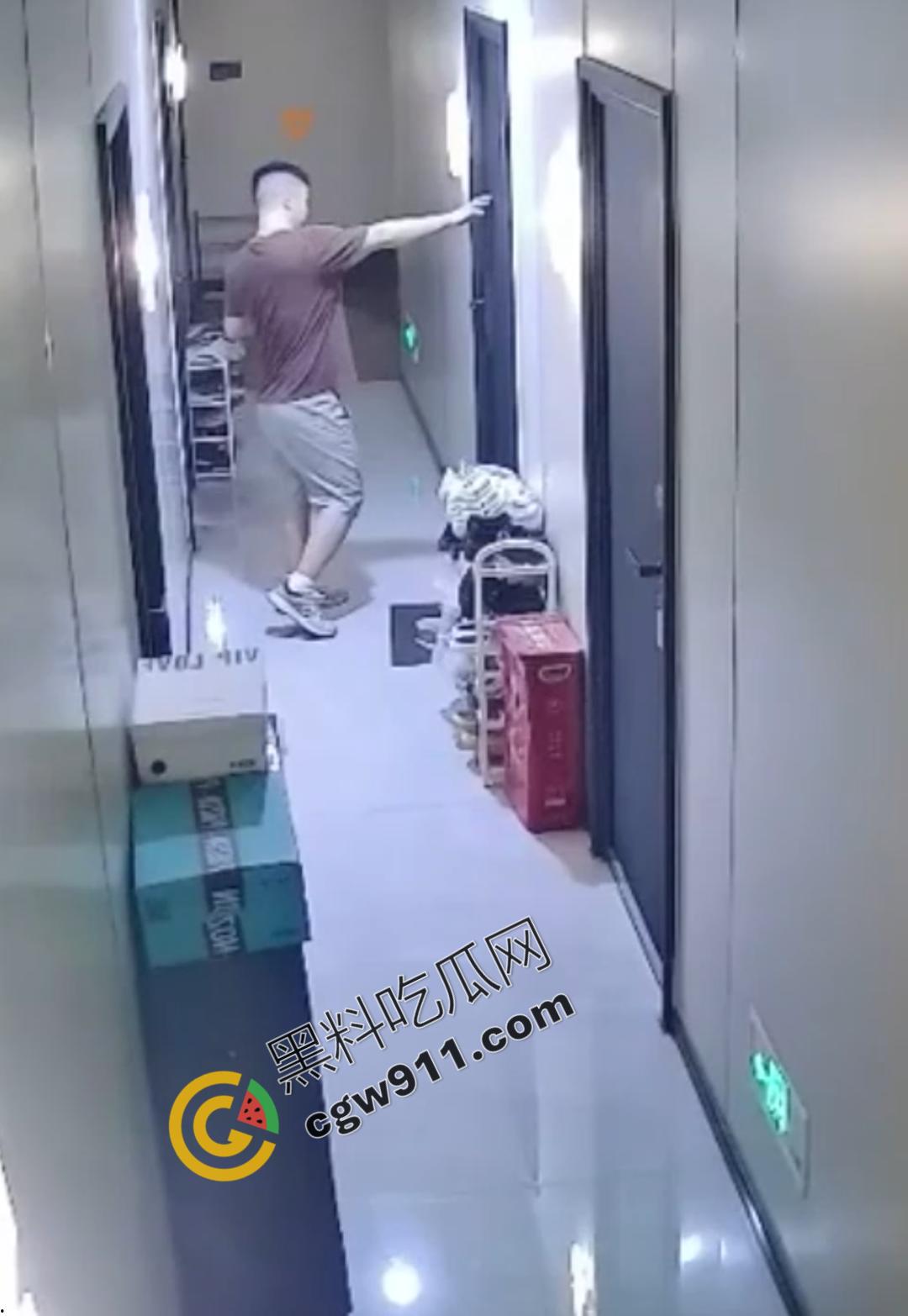 惊悚!变态佬深夜骚扰独居女,偷鞋拍照,诱骗开门,监控揭露惊人阴谋-8