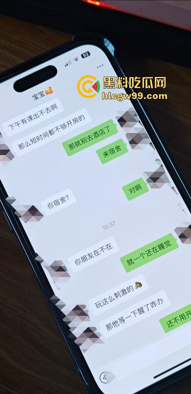 乌鲁木齐职业大学饥渴情侣，下课之余顾不及酒店开房，跑到男友宿舍当着室友面盖被做爱！惨遭偷拍独家流出