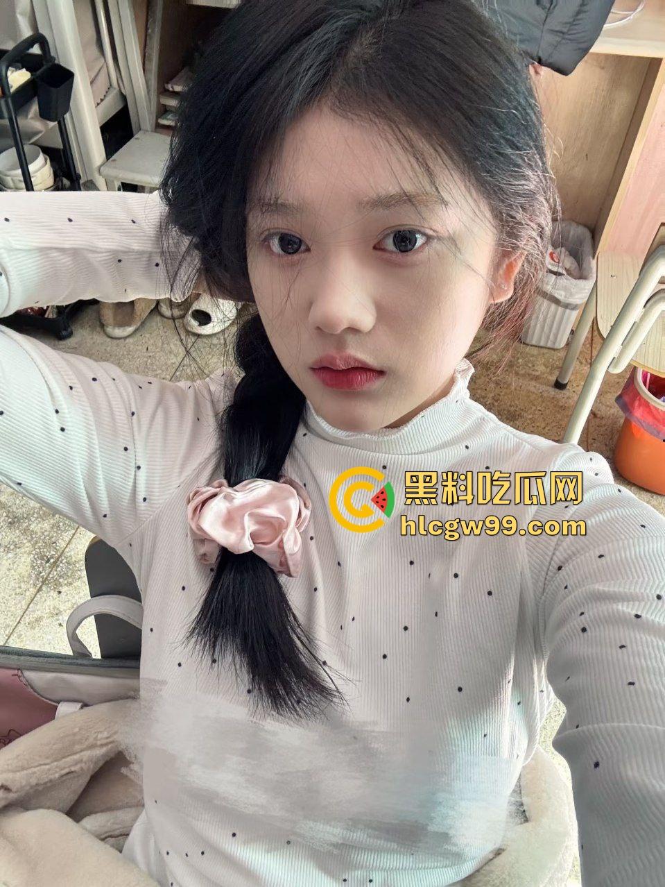 乌鲁木齐职业大学饥渴情侣,下课之余顾不及酒店开房,跑到男友宿舍当着室友面盖被做爱!惨遭偷拍独家流出-3