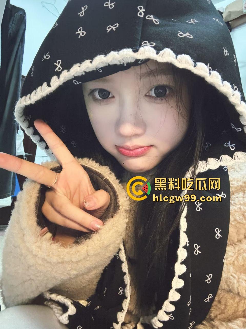 乌鲁木齐职业大学饥渴情侣,下课之余顾不及酒店开房,跑到男友宿舍当着室友面盖被做爱!惨遭偷拍独家流出-4