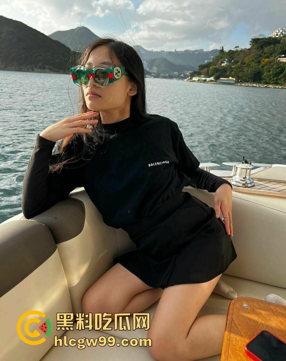 芝加哥留学生【王雪莹】眼镜娘反差婊，国内学霸，出国成小母狗变性奴，天天吃洋屌，一天不被日就浑身难受！