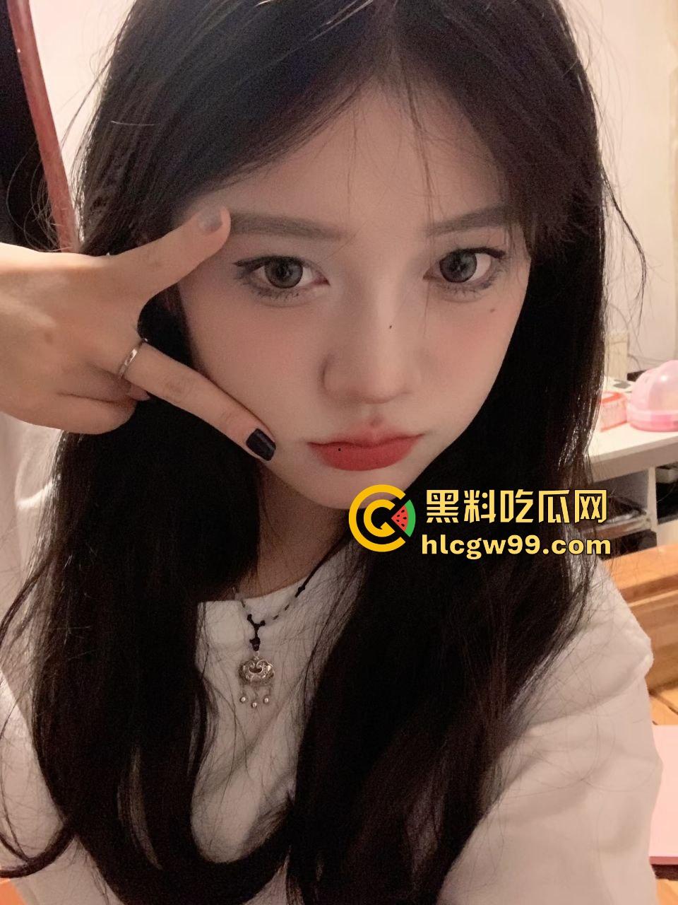 乌鲁木齐职业大学饥渴情侣,下课之余顾不及酒店开房,跑到男友宿舍当着室友面盖被做爱!惨遭偷拍独家流出-5