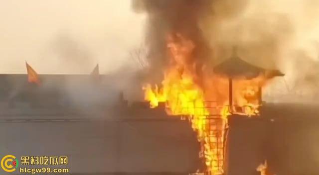 假戏成真，开封清明上河园表演节目《东京保卫战》炮位偏移引起大火，网友直呼票值了