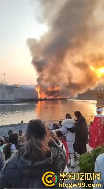 假戏成真,开封清明上河园表演节目《东京保卫战》炮位偏移引起大火,网友直呼票值了-2