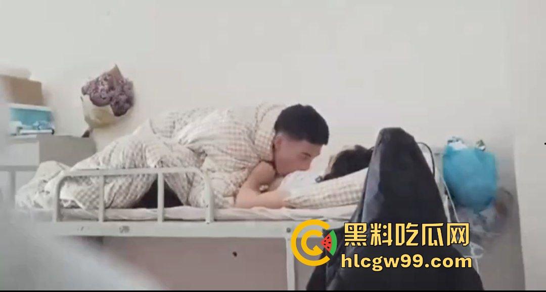 乌鲁木齐职业大学饥渴情侣,下课之余顾不及酒店开房,跑到男友宿舍当着室友面盖被做爱!惨遭偷拍独家流出-10