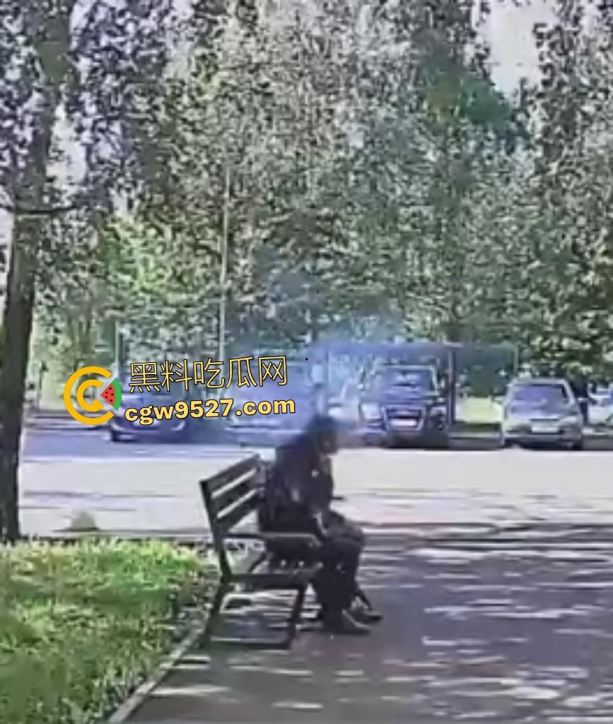 鞑靼斯坦醉汉香烟引火自焚！坐在长椅上烈焰布满全身，路人用毯子扑火救命仍烧伤80%！