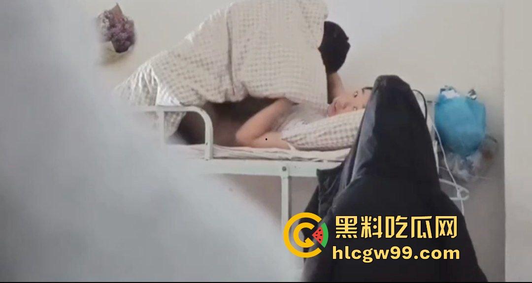 乌鲁木齐职业大学饥渴情侣,下课之余顾不及酒店开房,跑到男友宿舍当着室友面盖被做爱!惨遭偷拍独家流出-11