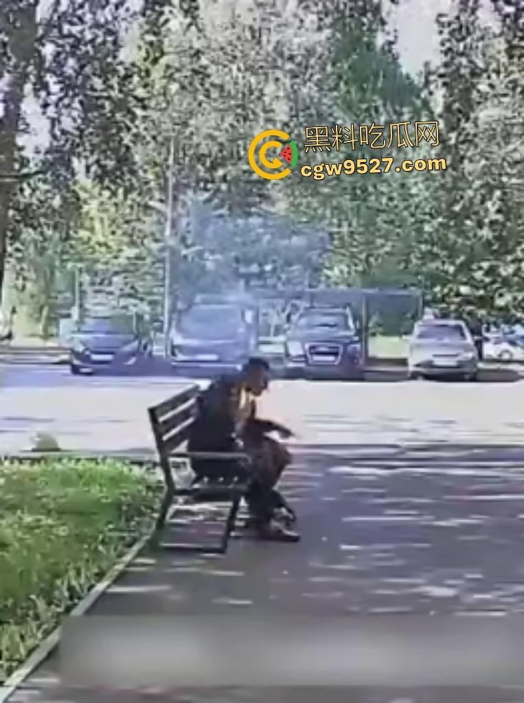 鞑靼斯坦醉汉香烟引火自焚!坐在长椅上烈焰布满全身,路人用毯子扑火救命仍烧伤80%!-2