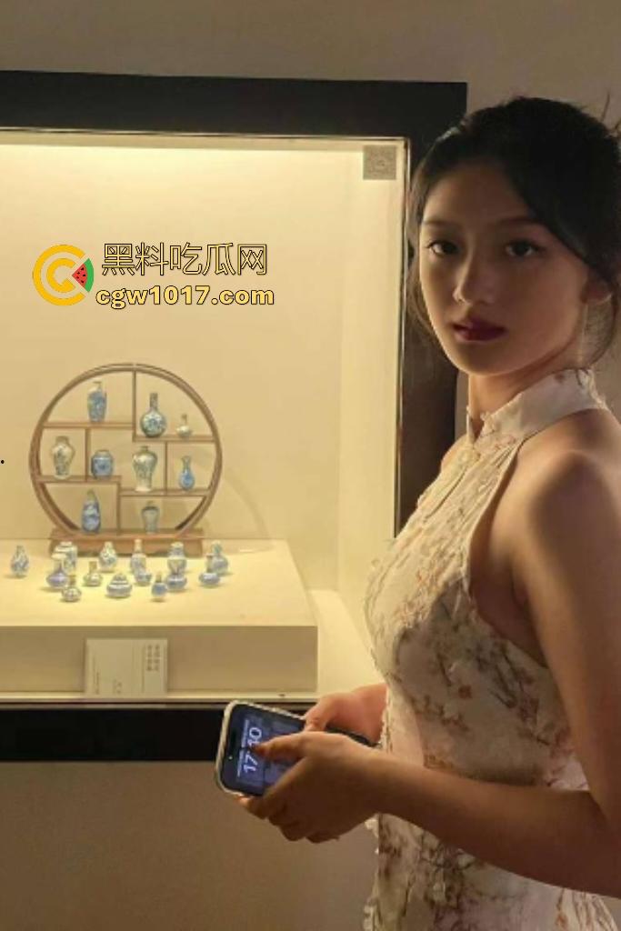 郑州大学主持人专业女神【毛雪】，谁能想到上台前一天在家用男友鸡巴锻炼口技，原来能说会道是有原因的！