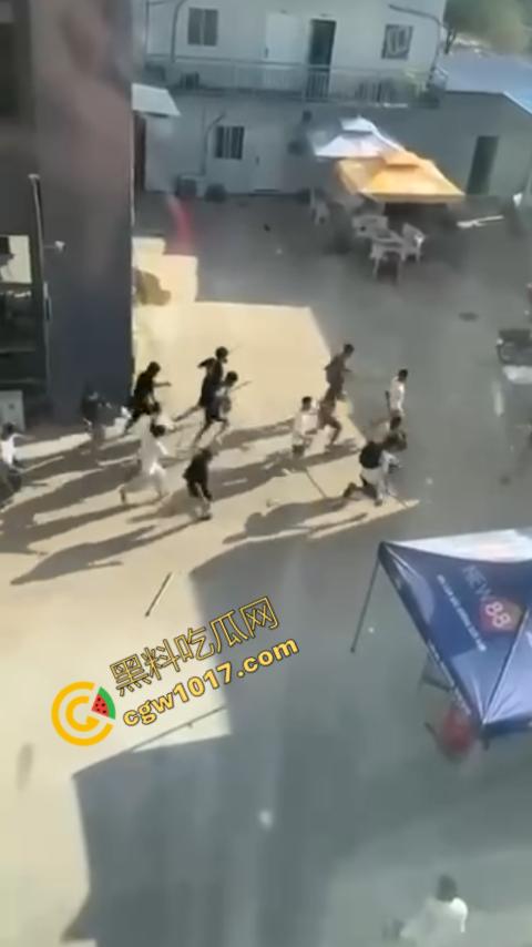 柬埔寨木牌突击抓捕：大楼被围“狗推”慌逃，警笛声与尖叫声交织，大楼一夜成围城！