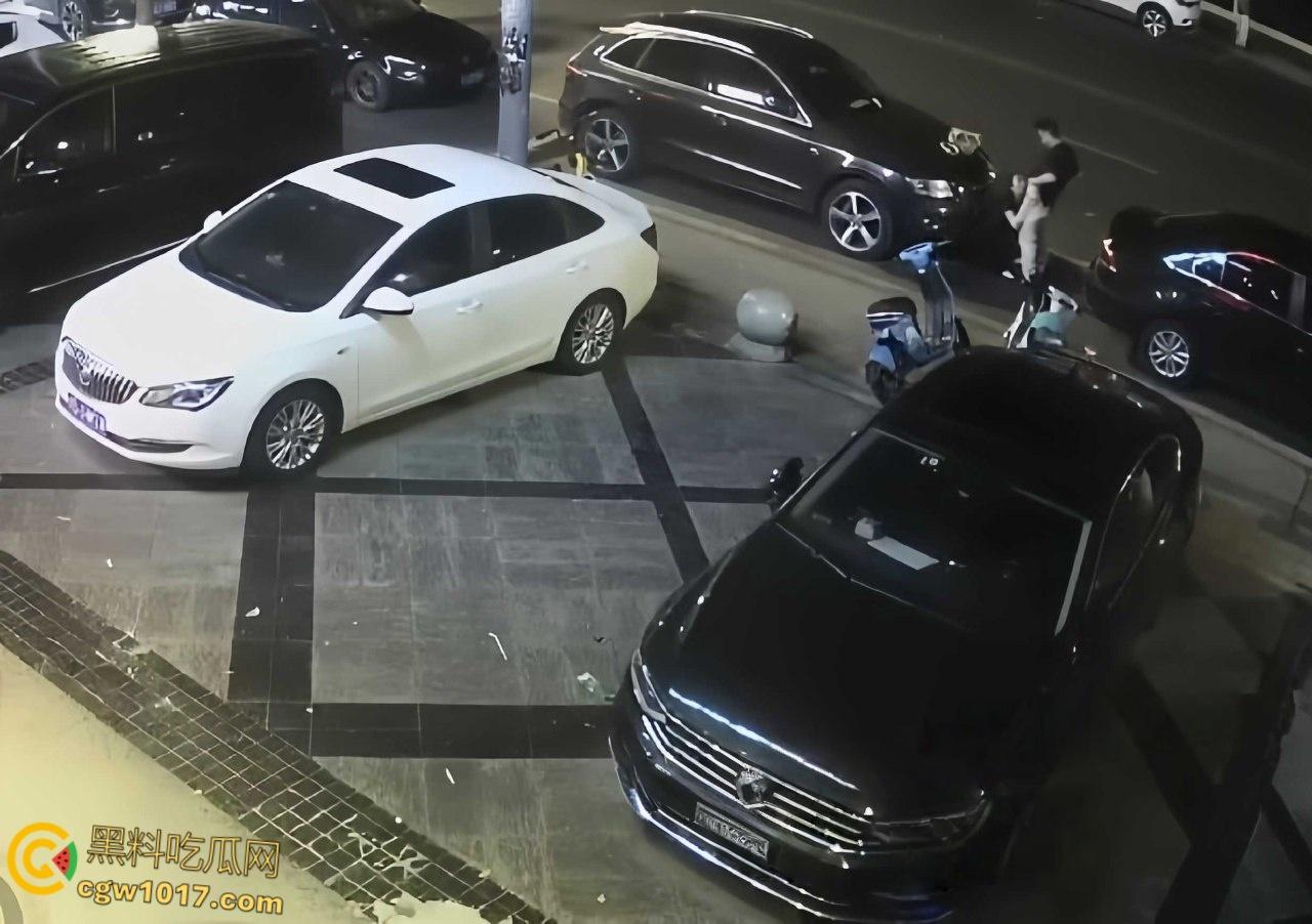 酒醉男女深夜在马路边，众目睽睽之下直接开始野战模式，饥渴母狗跪地口交，趴在引擎盖上掀裙后入打桩！