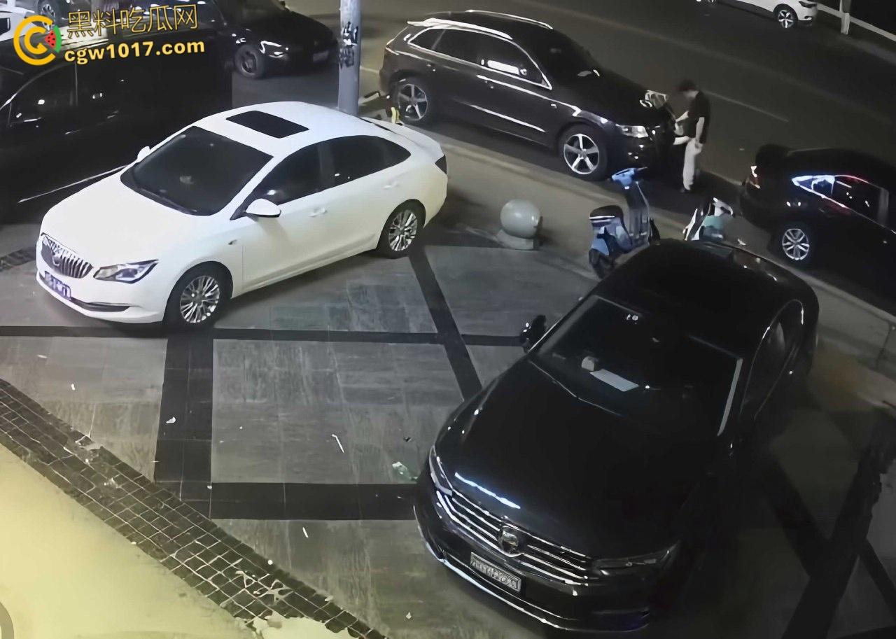 酒醉男女深夜在马路边,众目睽睽之下直接开始野战模式,饥渴母狗跪地口交,趴在引擎盖上掀裙后入打桩!-2