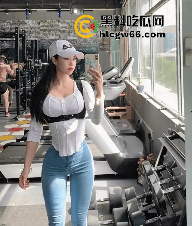 表姐周末在家扭瑜伽被我摁床上猛操到喷汁,裤子一扯浪水淌成河,内衣不穿的贱货嘴上骂滚含屌舔到腿抖-2