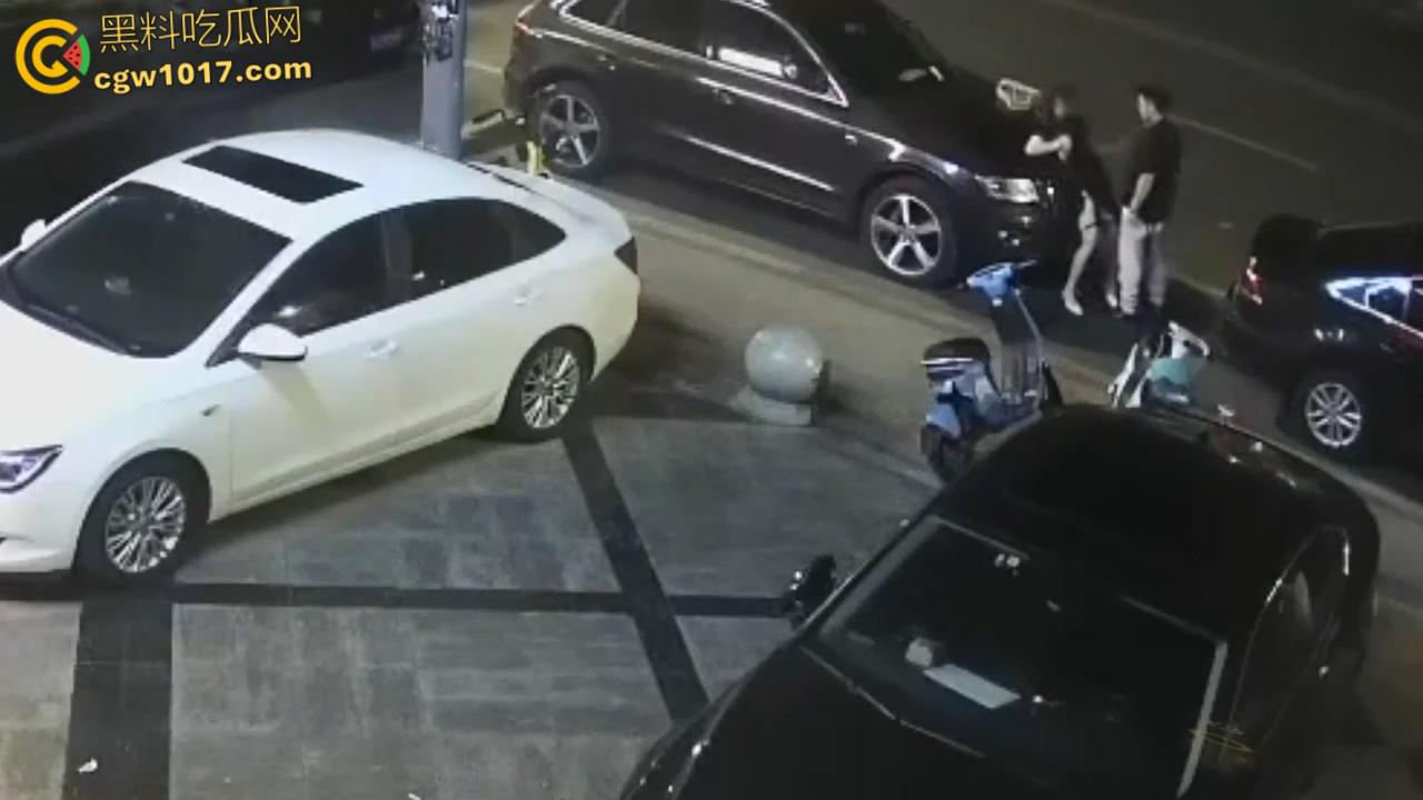 酒醉男女深夜在马路边,众目睽睽之下直接开始野战模式,饥渴母狗跪地口交,趴在引擎盖上掀裙后入打桩!-7