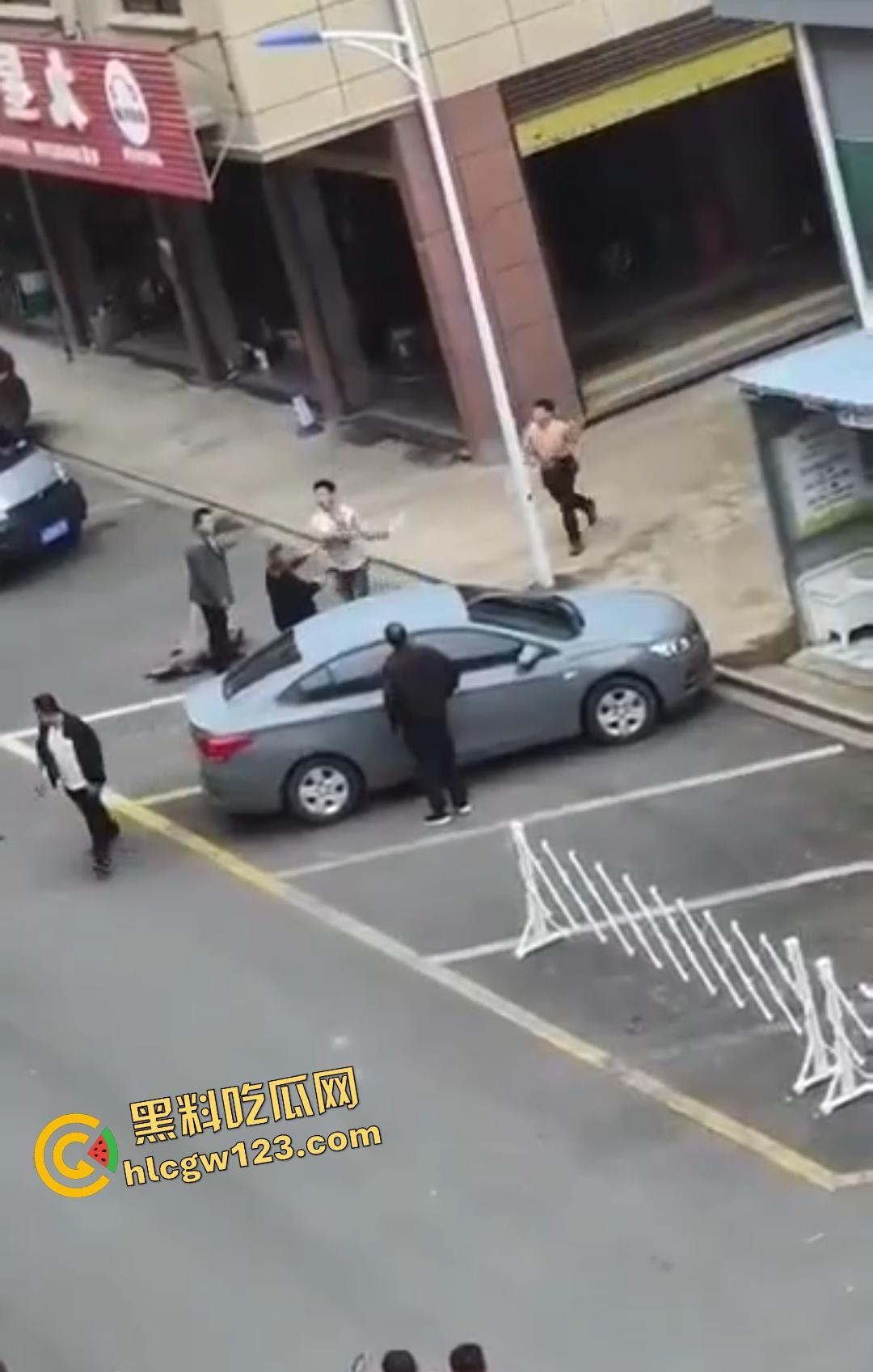 武汉热干面涨价4块变5块！疯男不爽追老板狂砍，吃面舔刀一碗面值一条命！