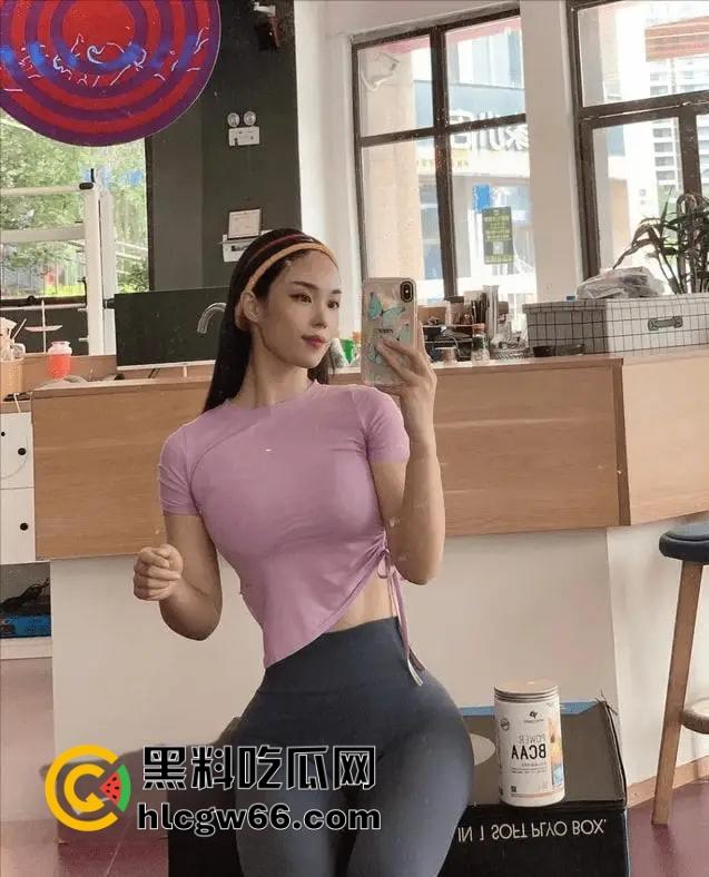 表姐周末在家扭瑜伽被我摁床上猛操到喷汁,裤子一扯浪水淌成河,内衣不穿的贱货嘴上骂滚含屌舔到腿抖-6