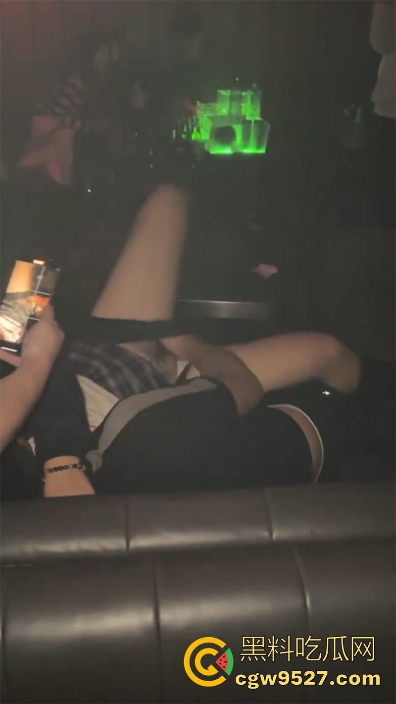 有钱人的快乐合集,KTV真空场游戏场偷拍,性感尤物全裸互动游戏,妹子年纪小身材好,只要钱到位玻璃干稀碎!-2