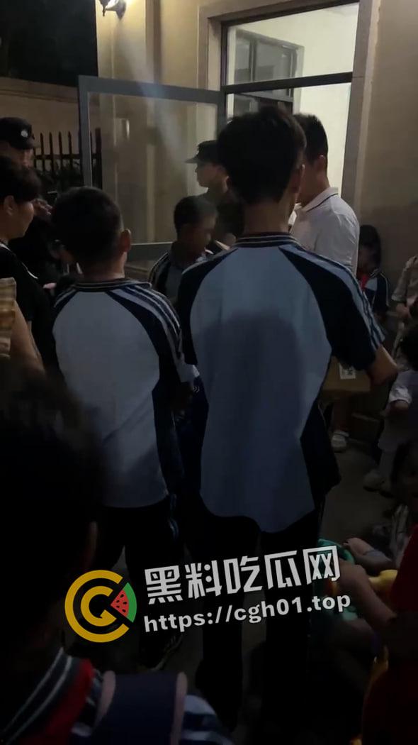 6年纪双胞胎男孩配合他人在小区内哄骗猥亵多名女孩   小畜生被其他家长暴打 抓捕现场曝光