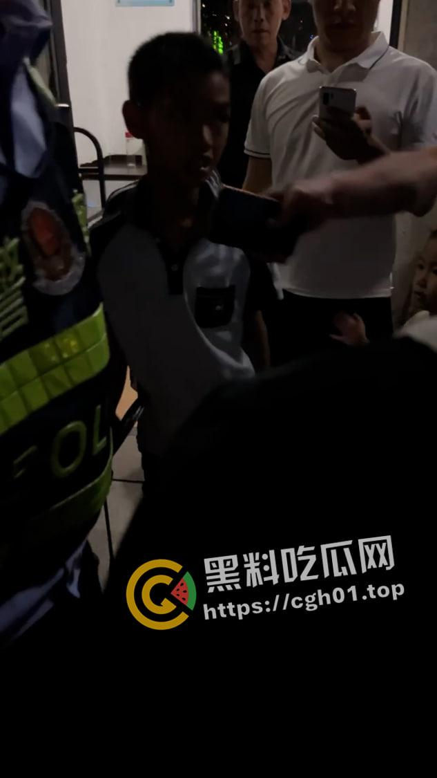 6年纪双胞胎男孩配合他人在小区内哄骗猥亵多名女孩 小畜生被其他家长暴打 抓捕现场曝光-2