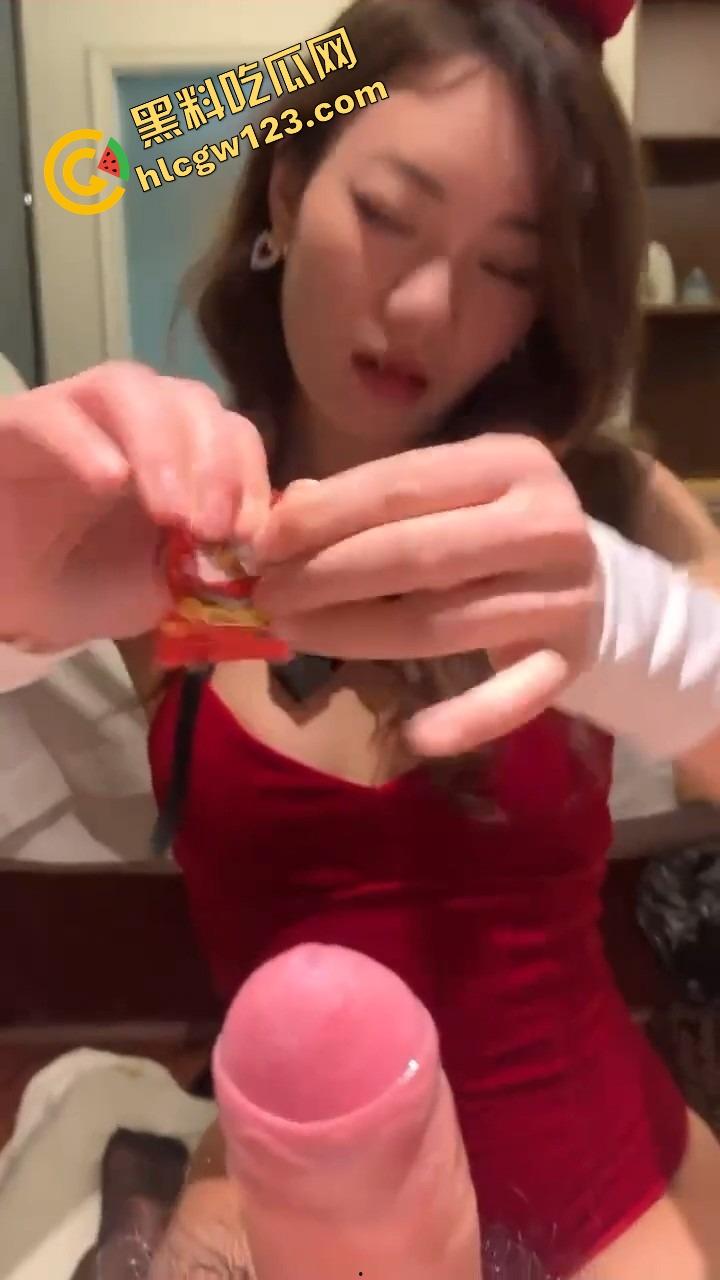 广东骚妹新招数流出,口交不加糖不带感,嘴含跳跳糖猛舔猛炸,龟头被炸成炮仗鸡炸得滋滋响!-11