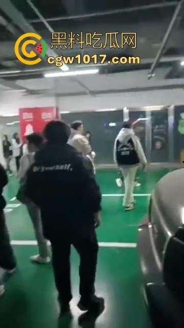 沈阳精神小妹约架群殴,两大帮派集结多人,相互开撕火拼,打得再狠点啊,把逼都扣爆她!-4