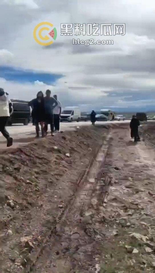 西藏青藏线大堵车!风力发电货车侧翻致数十公里堵塞,游客大呼:无路可逃!-4