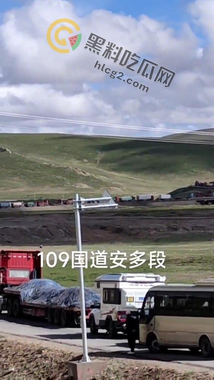 西藏青藏线大堵车!风力发电货车侧翻致数十公里堵塞,游客大呼:无路可逃!-5