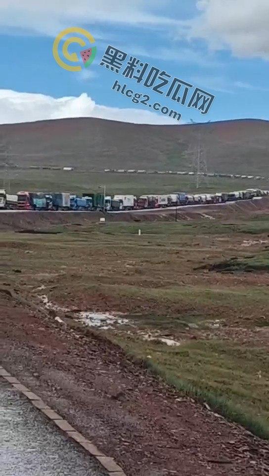 西藏青藏线大堵车!风力发电货车侧翻致数十公里堵塞,游客大呼:无路可逃!-7