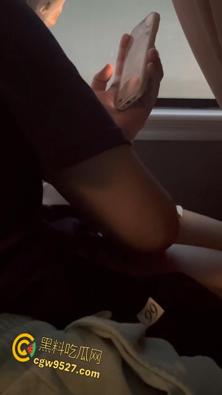 寂寞情侣公交车上也不老实,激情热吻舔奶,男友疯狂调教骚逼母狗,还没到酒店就开始躁动!-3